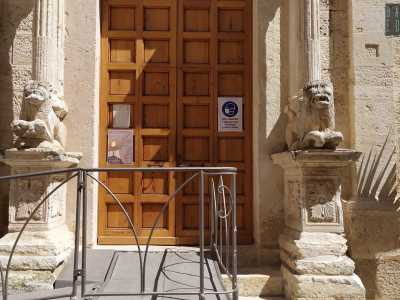 Qui le due fiere stilofore, dall�aspetto minaccioso, sorreggono le colonnine dell�architrave, sopra il quale si snodano mensole fregiate, capitelli e motivi vegetali